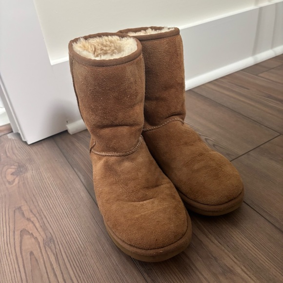 UGG Classic Short Light Brown Boot Size 8 S/N 5825 - Picture 2 of 6